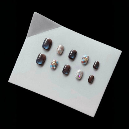 Dekoratives Press-On-Nagelset mit glamourösem Glitzer und floralen Designs
