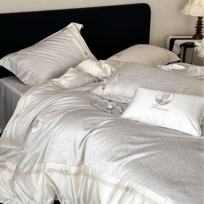 Luxuriöse Baumwollsatin-Bettwäschegarnitur mit Jacquard‑Rosendessin und bestickten Silhouette‑Applikationen
