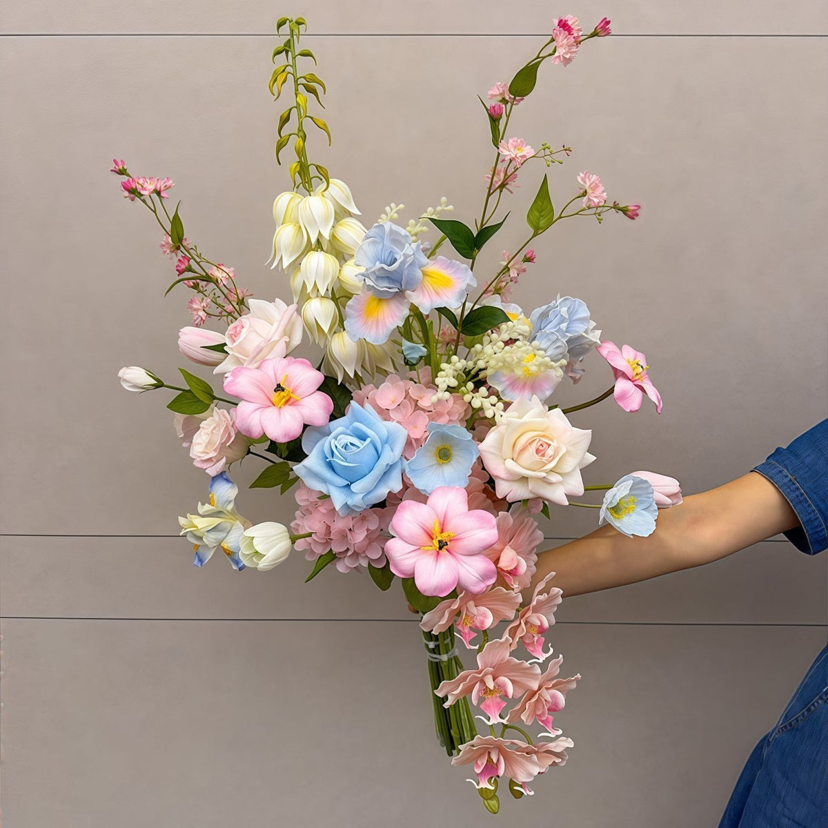 Lebensechter Blumenstrauß mit gemischten Blüten und Blattwerk