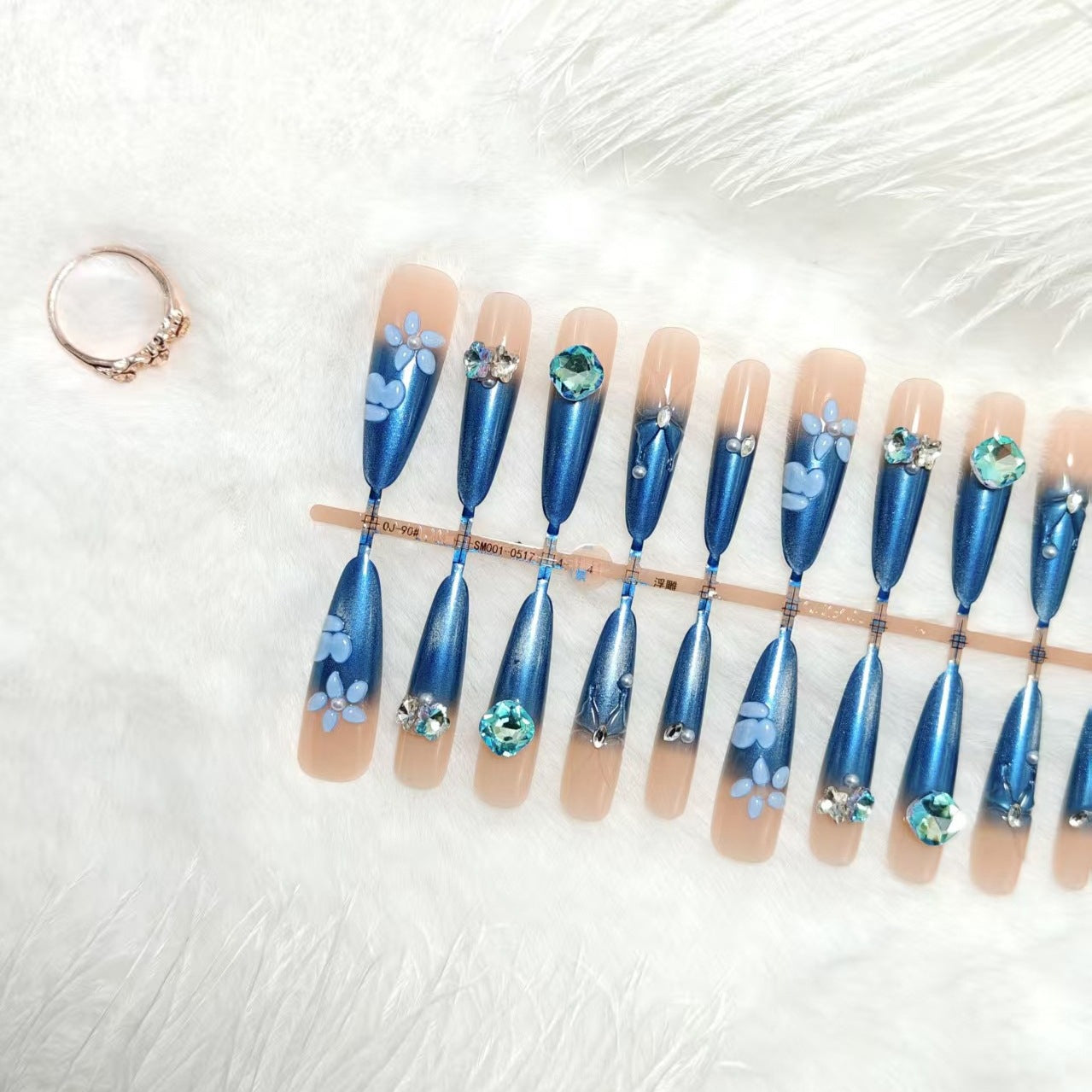 Elegante Kunstnägel mit floralen Applikationen und Glitzerelementen Brehn