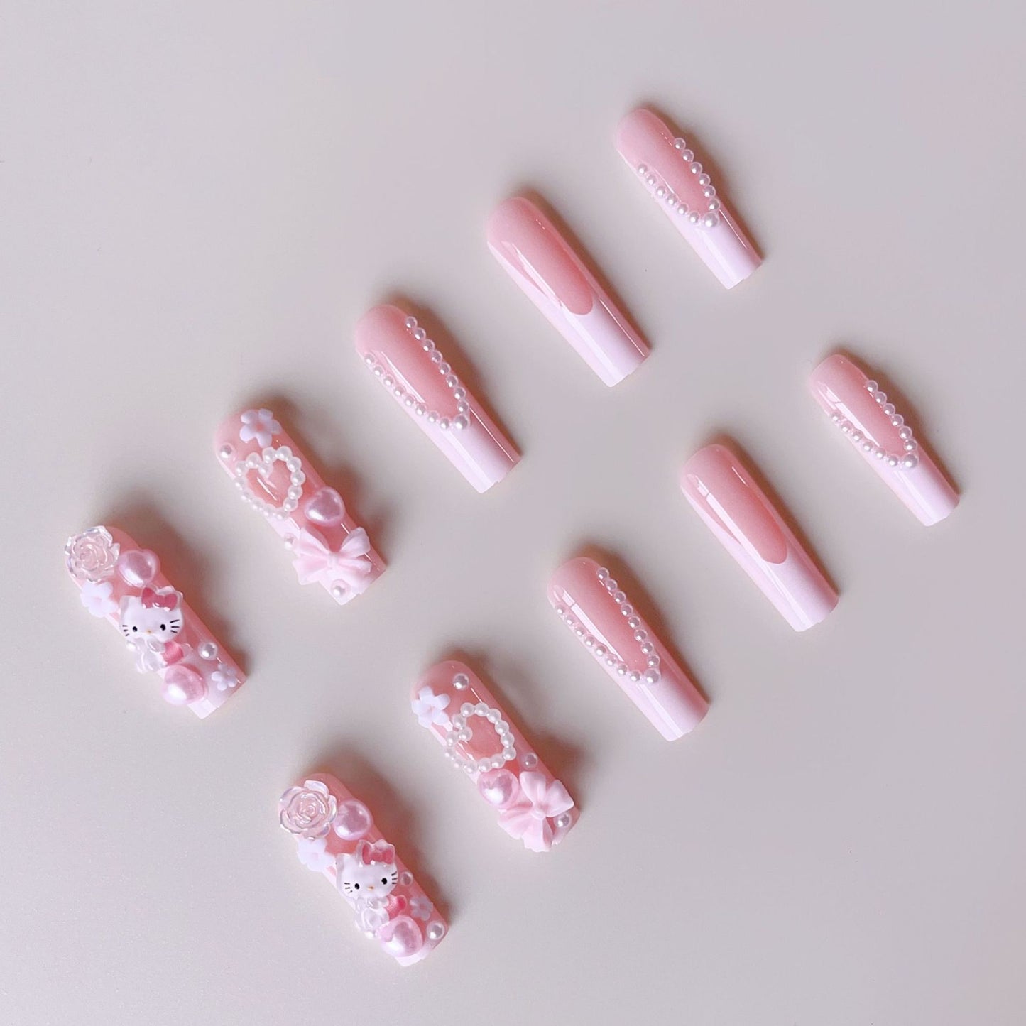 Kunstnagelset mit verspielten 3D-Akzenten und Perl-Details Brehn