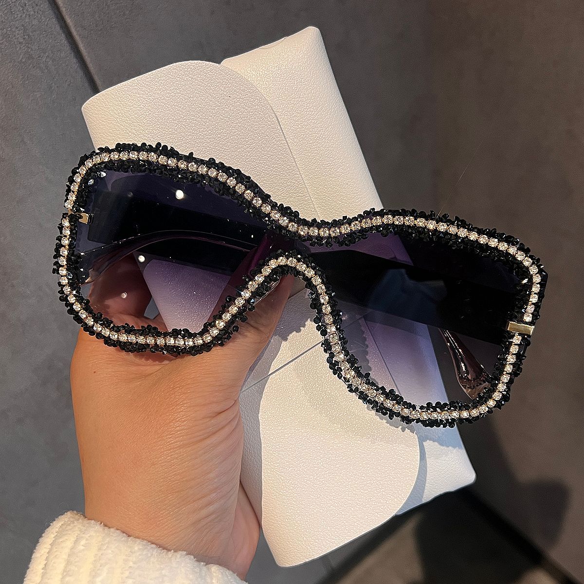 Damen Glamouröse Sonnenbrille mit auffälligem Kristallrahmen Brehn