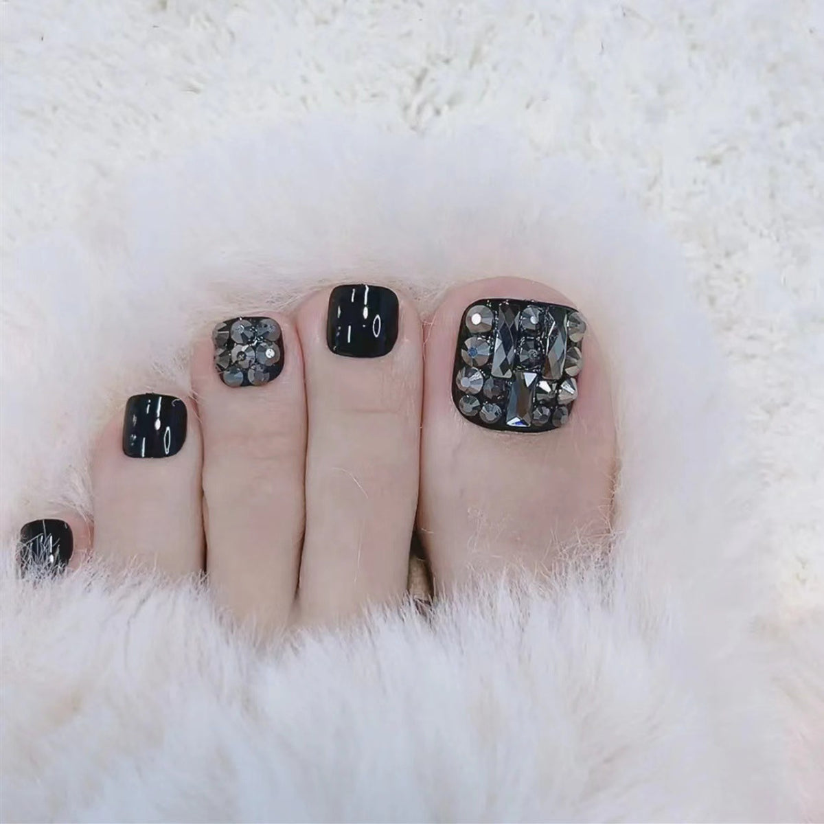 Kunstvolle Fußnägel mit Glitzerakzenten Brehn