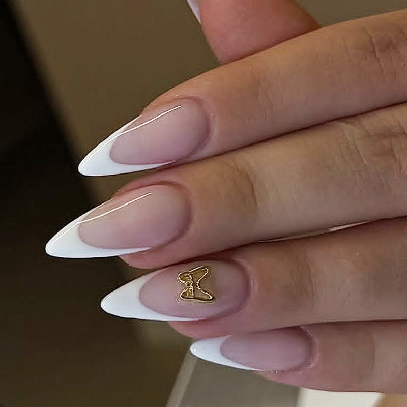 Modisches Press-On-Nagelset mit eleganten French Tips und dekorativen Akzenten Brehn