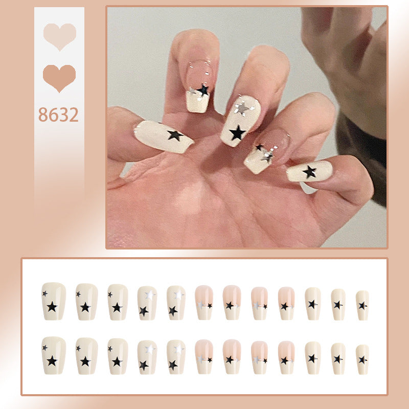 Kunstnagelset mit glamourösem Sternen-Design und funkelnden Akzenten Brehn