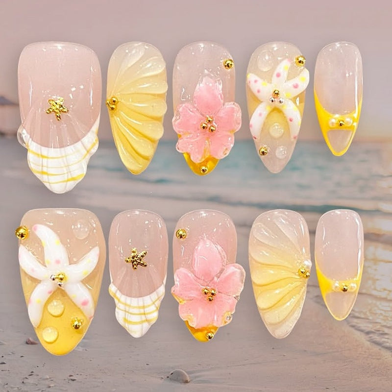 Kunstnagelset mit handgefertigten floralen Akzenten und Glitzerdetails Brehn
