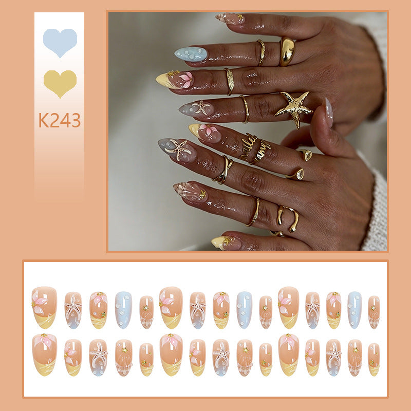 Kunstnagelset mit Floral-Motiven und Glitzerakzenten Brehn