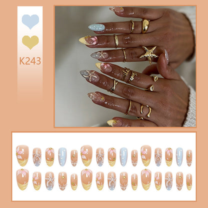 Kunstnagelset mit Floral-Motiven und Glitzerakzenten Brehn
