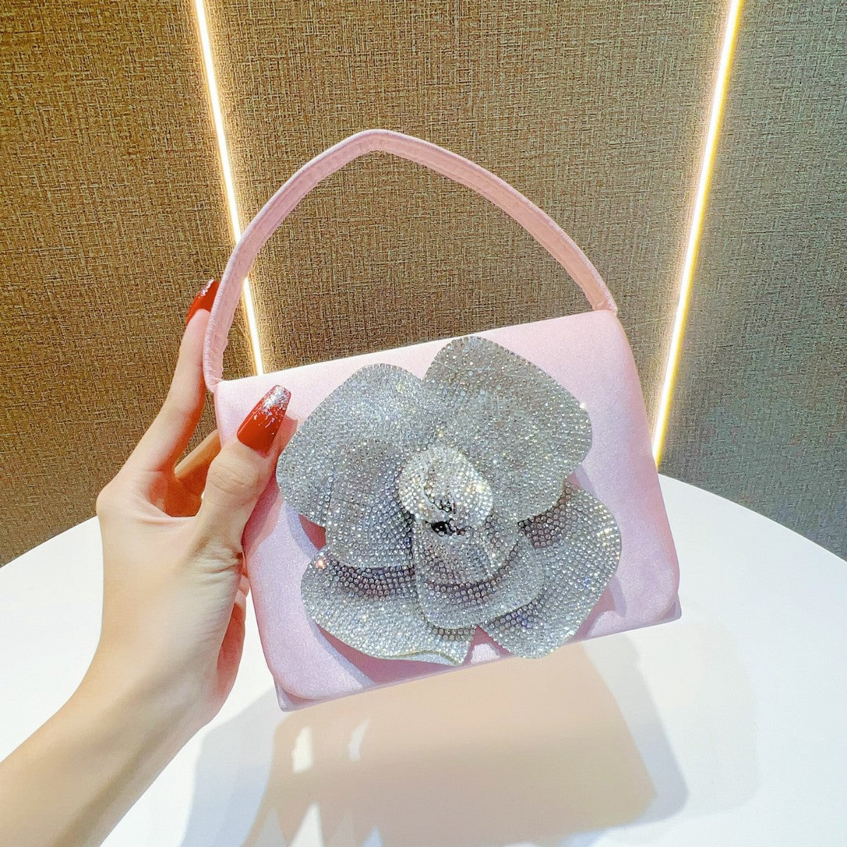 Blumengesteckte Abendtasche mit Strassverzierung