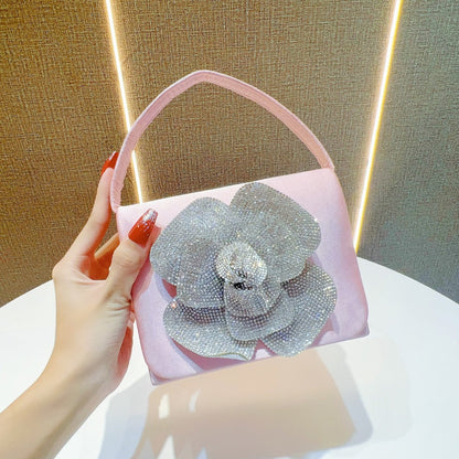 Blumengesteckte Abendtasche mit Strassverzierung