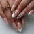 Kunstnagelset mit eleganten floralen Designs und Glamourösen 3D-Applikationen Brehn