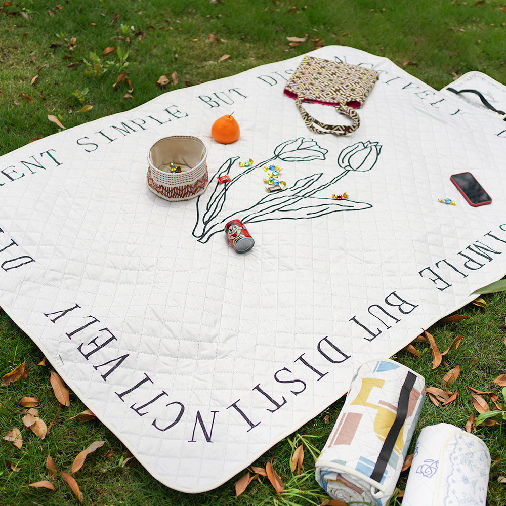 Stepp-Tagesdecke mit großfloraler Applikation und diamantgestepptem Relief Brehn