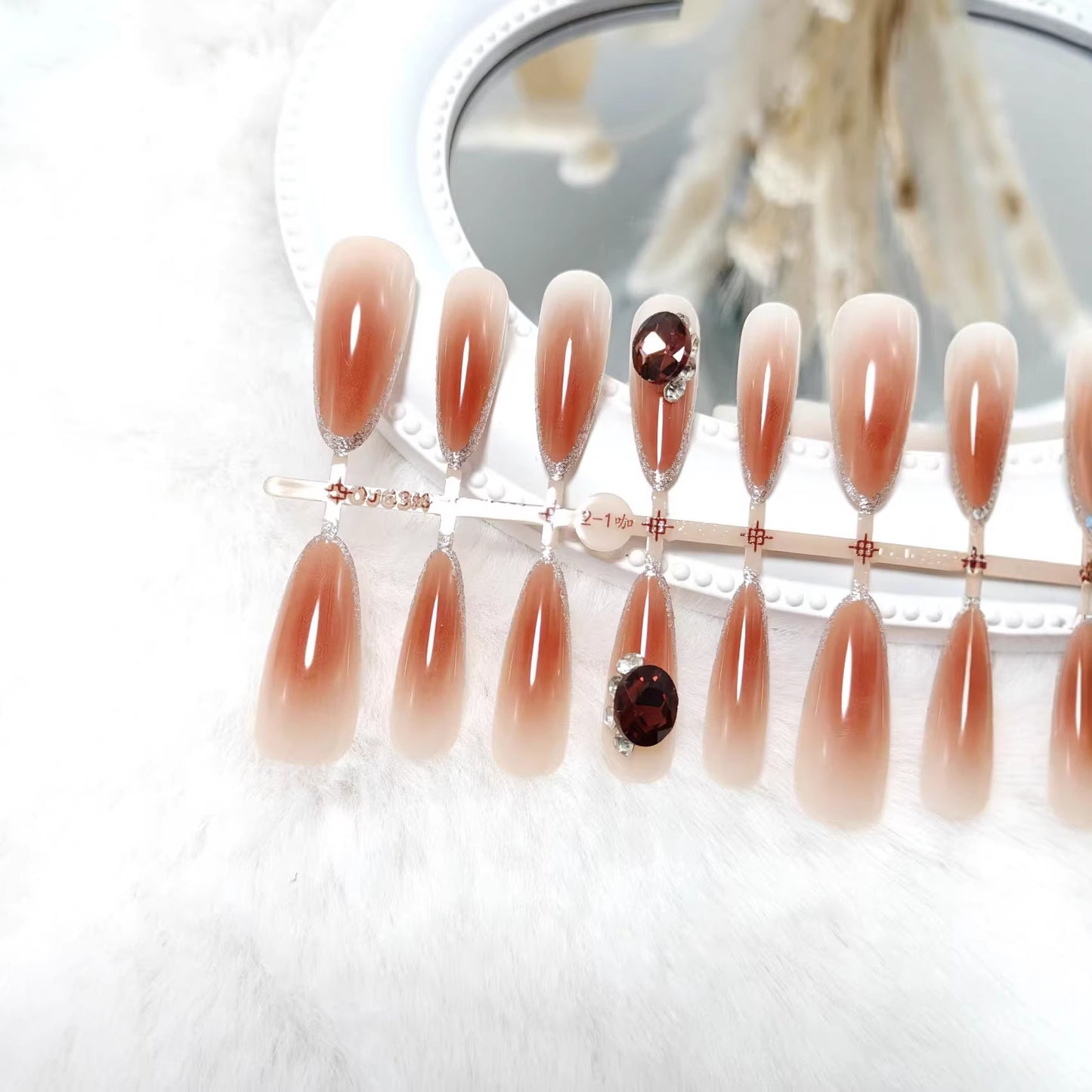 Glamouröse Kunstnägel im eleganten Ombre-Stil mit Strassverzierungen Brehn