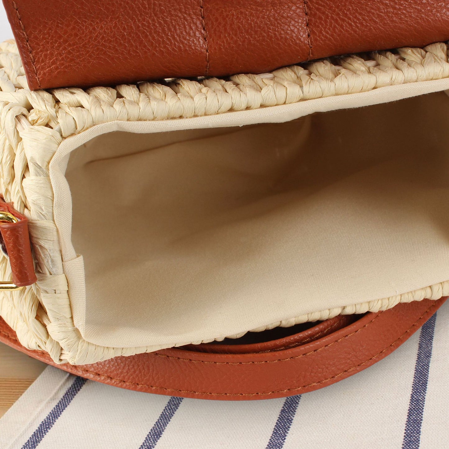 Handtasche mit Einzigartigem Geflochtenem Design und Eleganter Klappe Brehn