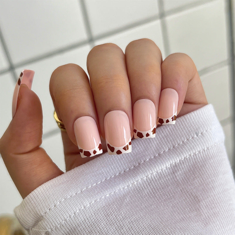Kunstvolle Nagelverlängerungen mit elegantem Blattmuster Brehn