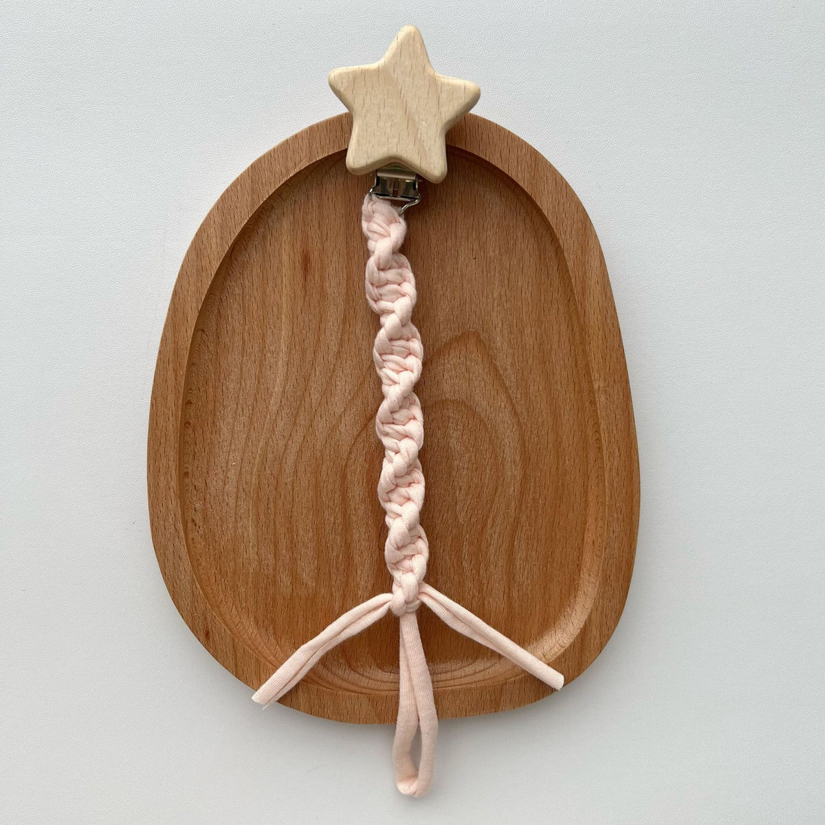 Holzstern Schnullerclip mit geflochtenem Baumwollriemen
