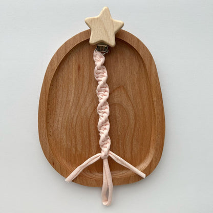 Holzstern Schnullerclip mit geflochtenem Baumwollriemen