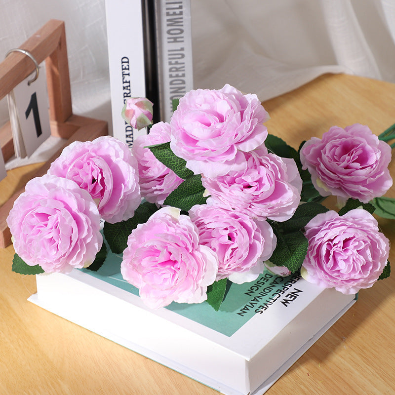 Lebensechtes dekoratives Blumenarrangement