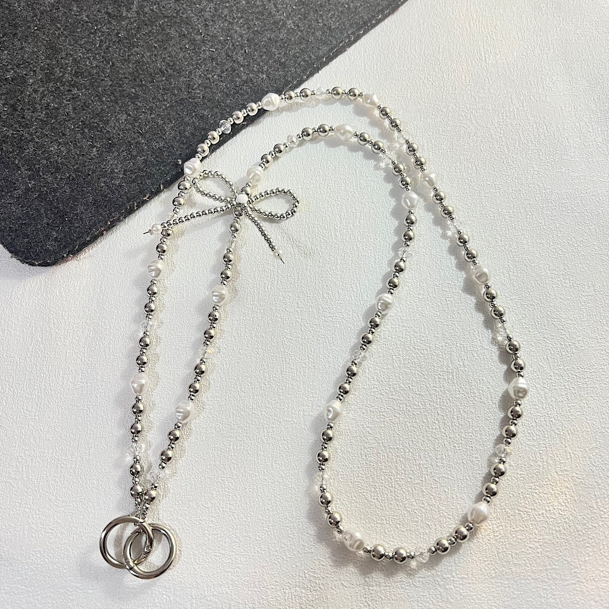 Elegante Perlen- und Kettenhalskette Brehn