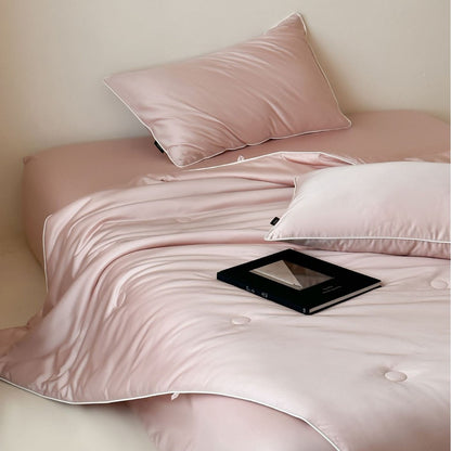 Elegante gesteppte Bettüberwurf-Garnitur aus Satin mit Paspelrand und Zierknöpfen Brehn