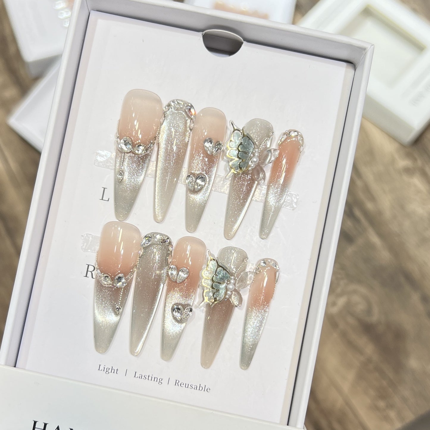 Dekorativer Stiletto Press-On Nagelkunst Set mit Schmetterlingsakzenten Brehn