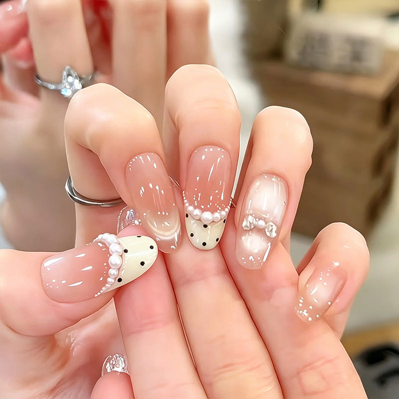 Kunstnagelset mit elegantem französischen Design und zarten Perlenverzierungen Brehn