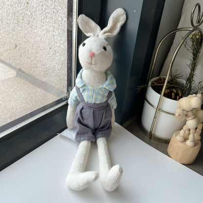Handgefertigte Bio-Baumwolle Hasenpuppe mit Leinenjacke und karierten Shorts