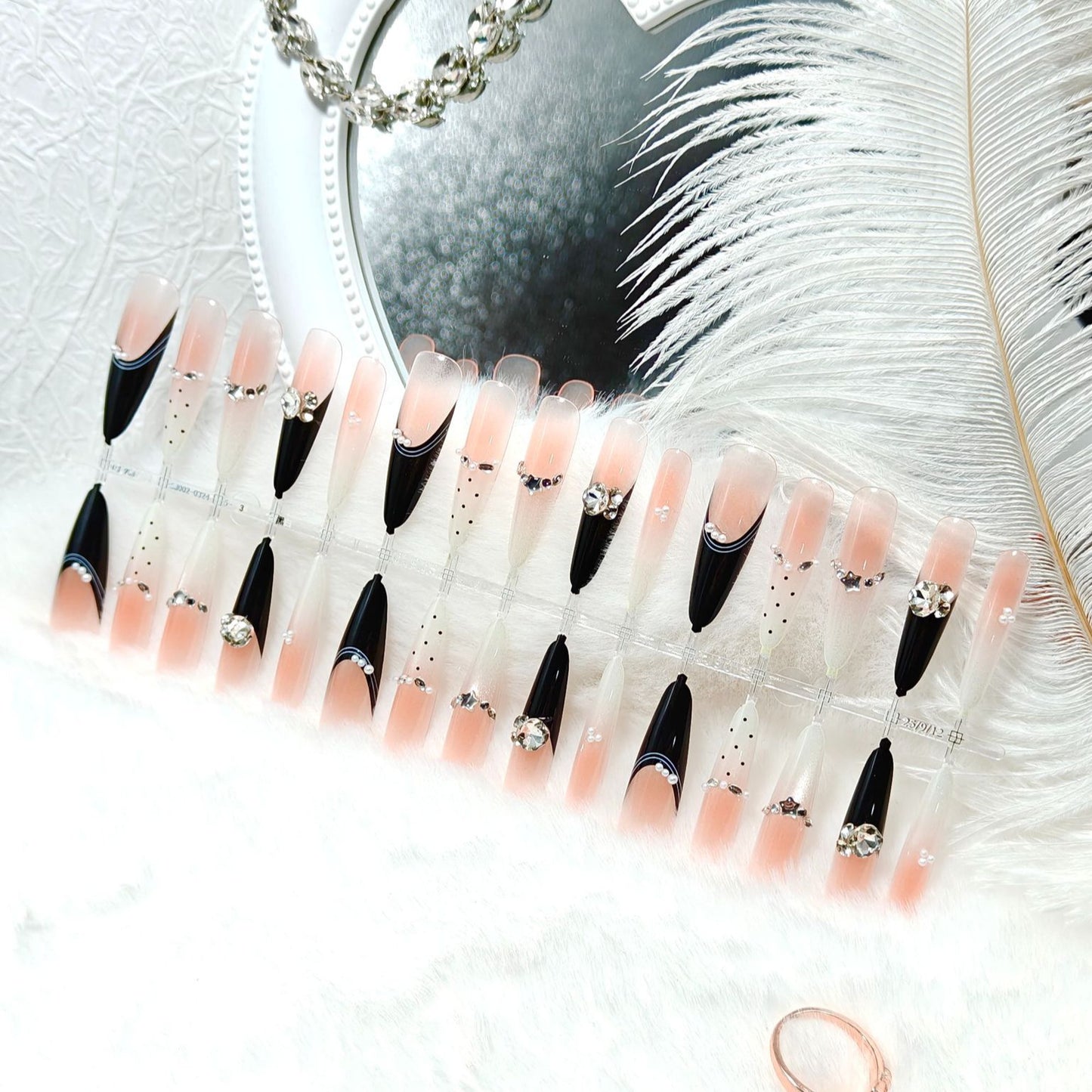 Elegante Kunstnägel mit Glitzer-Akzenten und Modischem Design Brehn