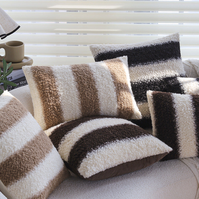 Quadratischer Kissenbezug aus Teddy‑Bouclé mit reliefierten Streifen und softem Flor Brehn
