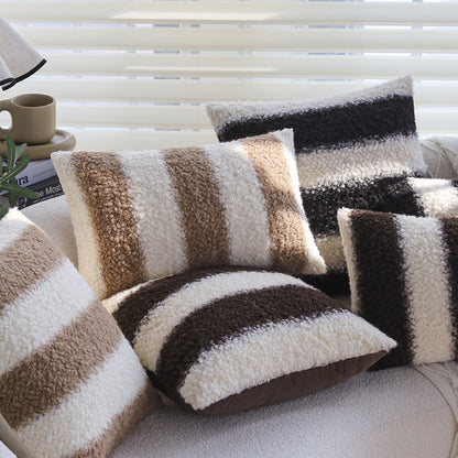 Quadratischer Kissenbezug aus Teddy‑Bouclé mit reliefierten Streifen und softem Flor Brehn