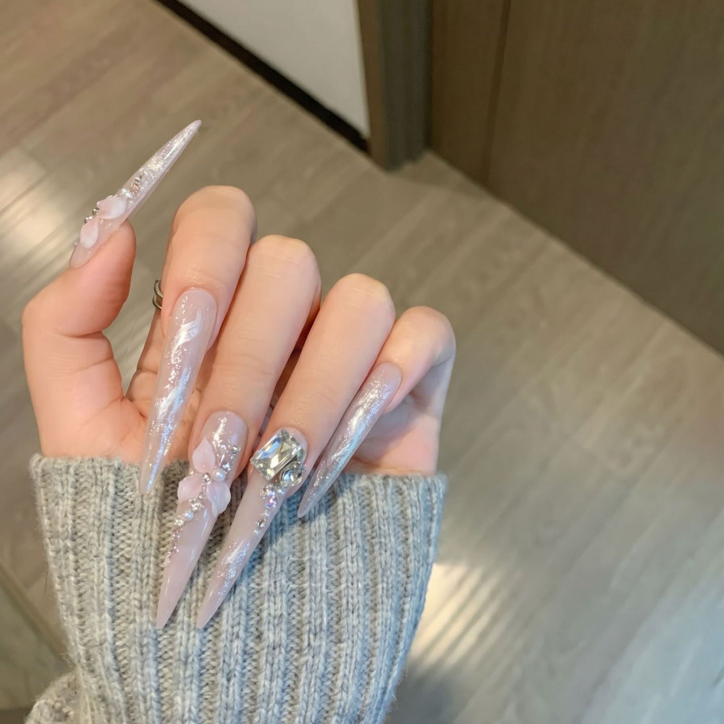 Künstlerisches dekoratives Stiletto Press-On Nagelset mit floralen Akzenten Brehn