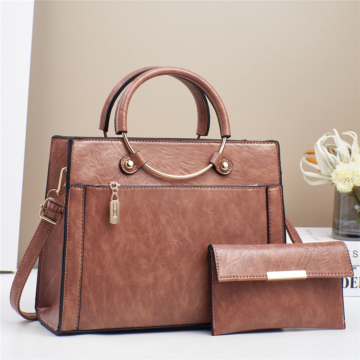 Elegante Handtasche mit Abnehmbaren Schulterriemen und Passendem Geldbeutel Brehn