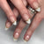 Kunstvolle French-Tip Nägel mit Goldakzenten Brehn