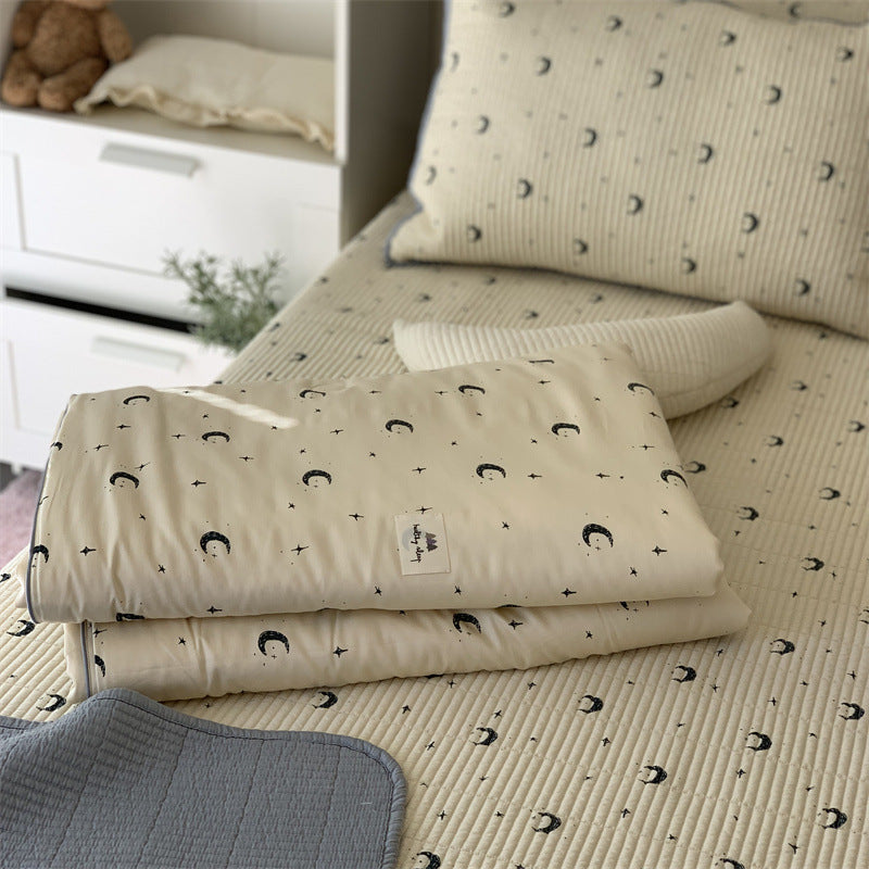 Gepolsterte Kinderbettauflage und Spielmatte aus gesteppter Baumwolle mit Entchen‑Print