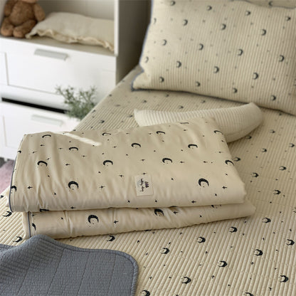 Gepolsterte Kinderbettauflage und Spielmatte aus gesteppter Baumwolle mit Entchen‑Print