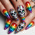 Kreative Kunstnägel mit Totenkopf-Design und Regenbogenfarben Brehn