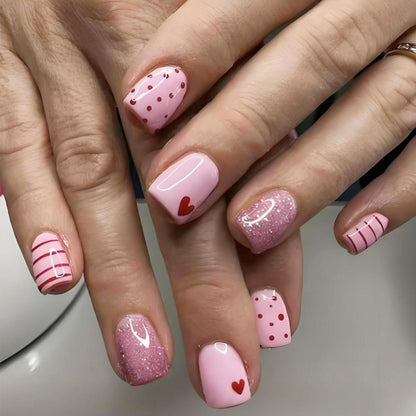 Kunstnagelset mit verspielten Herzen und Glitzerakzenten Brehn