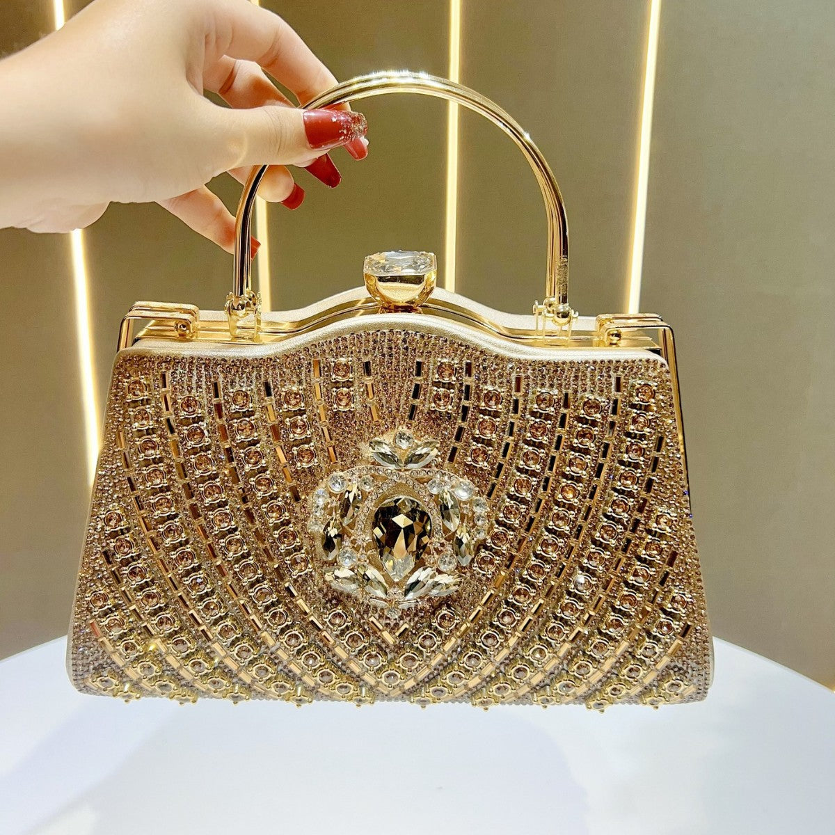 Prunkvolle mit Juwelen besetzte Abendtasche