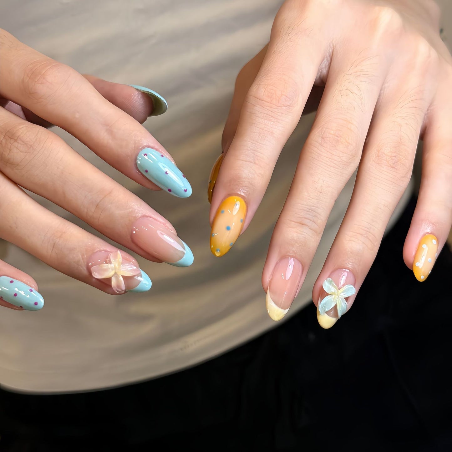 Künstliche Hand-Nail Art mit Floralen Akzenten Brehn