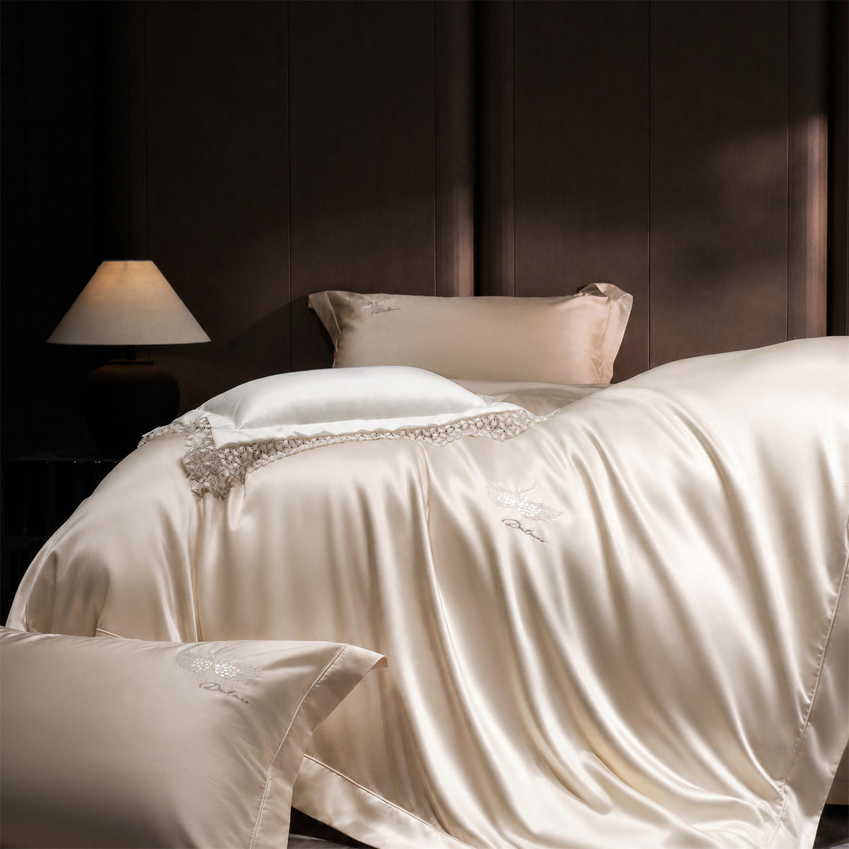 Luxuriöse Satin-Bettwäschegarnitur mit besticktem Schwanenmotiv und Spitzenkissen