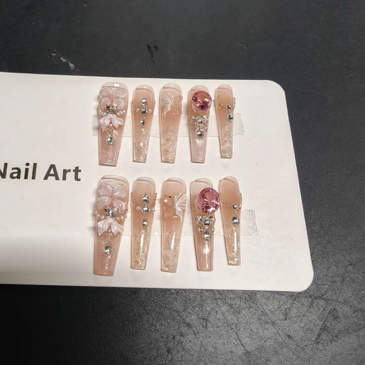 Dekoratives Press-On Nagelkunst-Set mit eleganten Blumen- und Strass-Akzenten