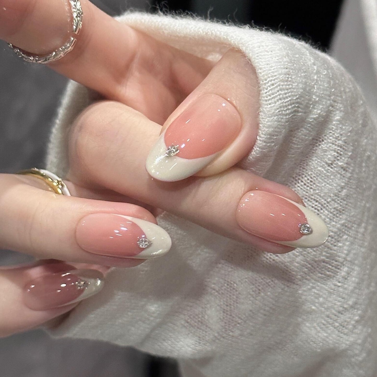 Kunstnägel mit Elegantem French-Style und Funkelnden Akzenten Brehn