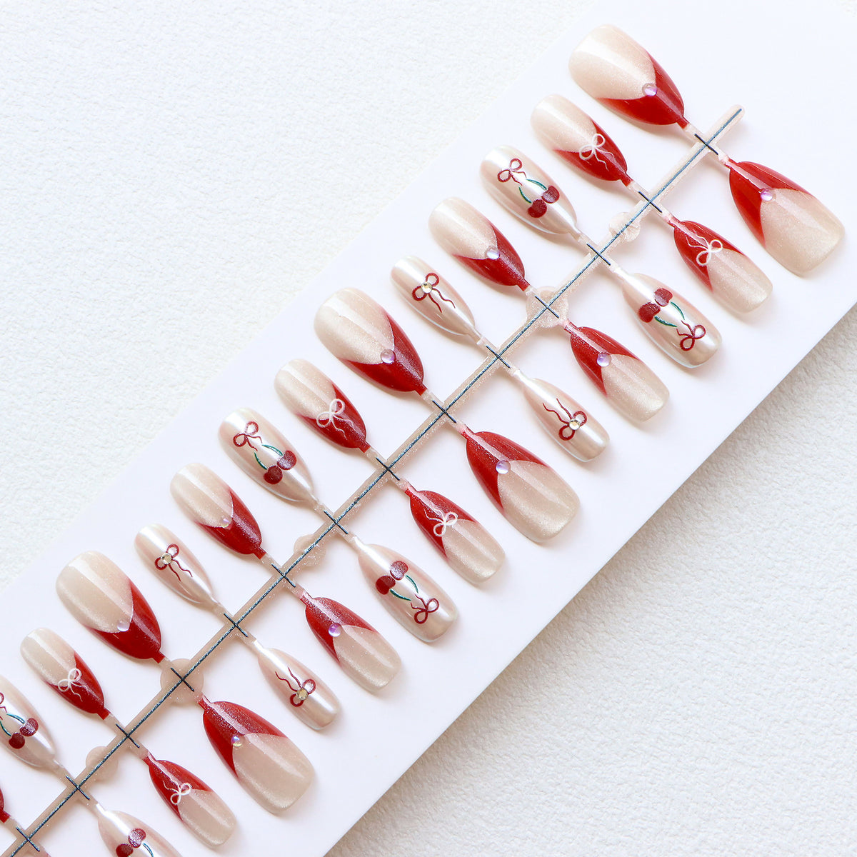 Künstlerisches Press-On-Nagelset mit Kirsch- und Schleifendessin Brehn