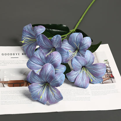 Realistische Seidenblumenstängelanordnung