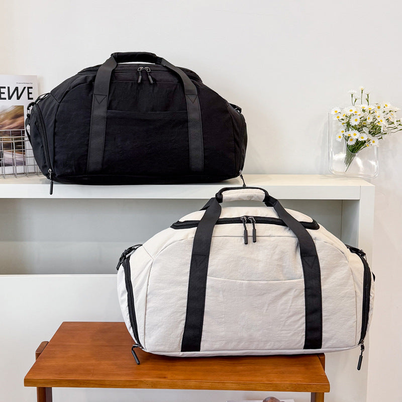 Geräumige Reisetasche mit mehreren Fächern