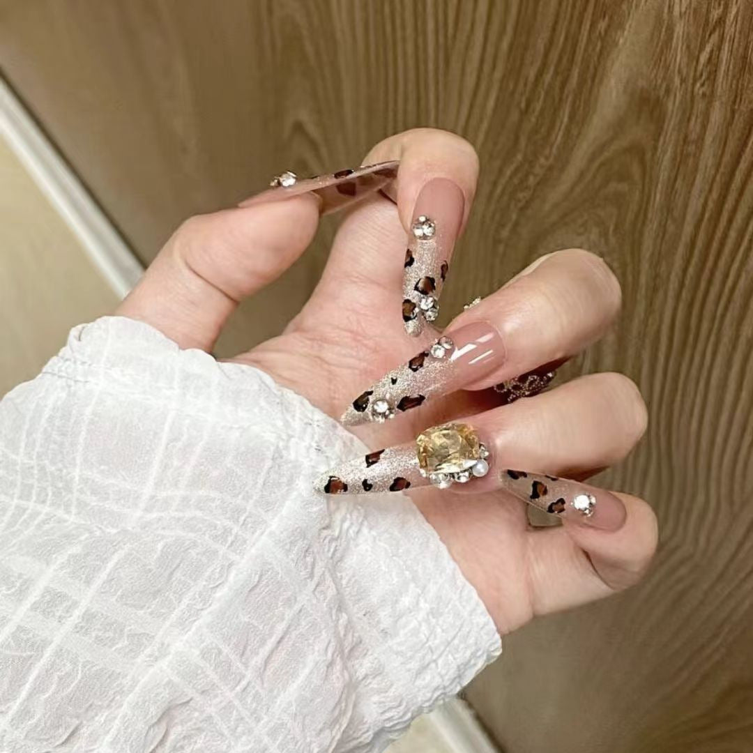 Dekorative Stiletto Press-On Nägel mit Schmuckakzenten Brehn