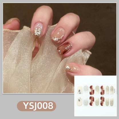 Kunstvolle Nagelverzierung mit Glitzerdetails Brehn
