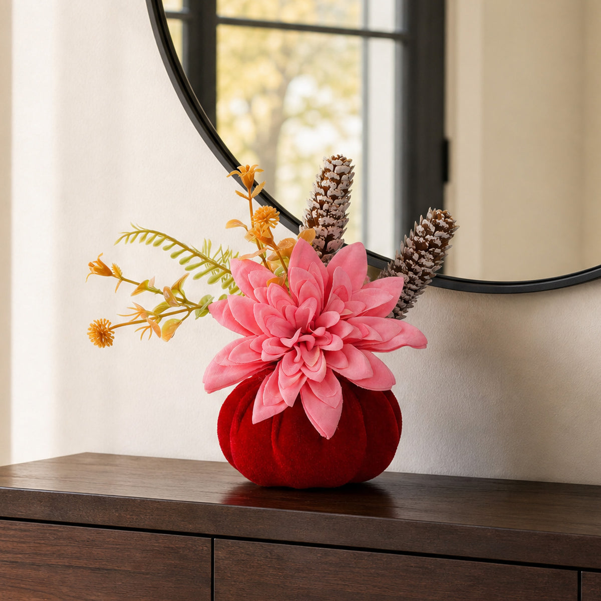 Samt-Kürbis Tischdeko mit künstlichem Sonnenblumen-Arrangement