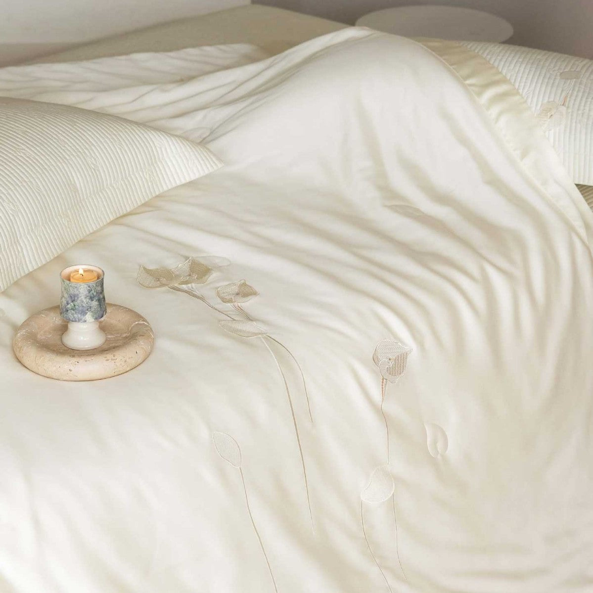 Luxuriöses Satin-Bettwäsche-Set mit bestickter Steppdecke und Kissenbezügen