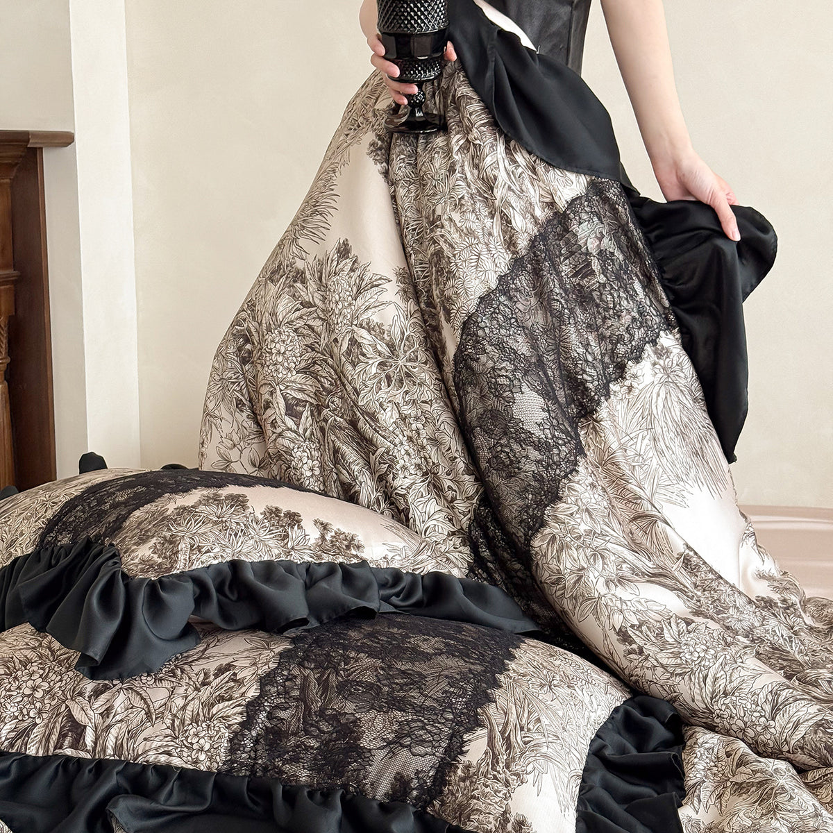 Luxuriöses Satin-Bettwäsche-Set mit Rüschenabschluss und detailreichem Toile-de-Jouy-Print Brehn